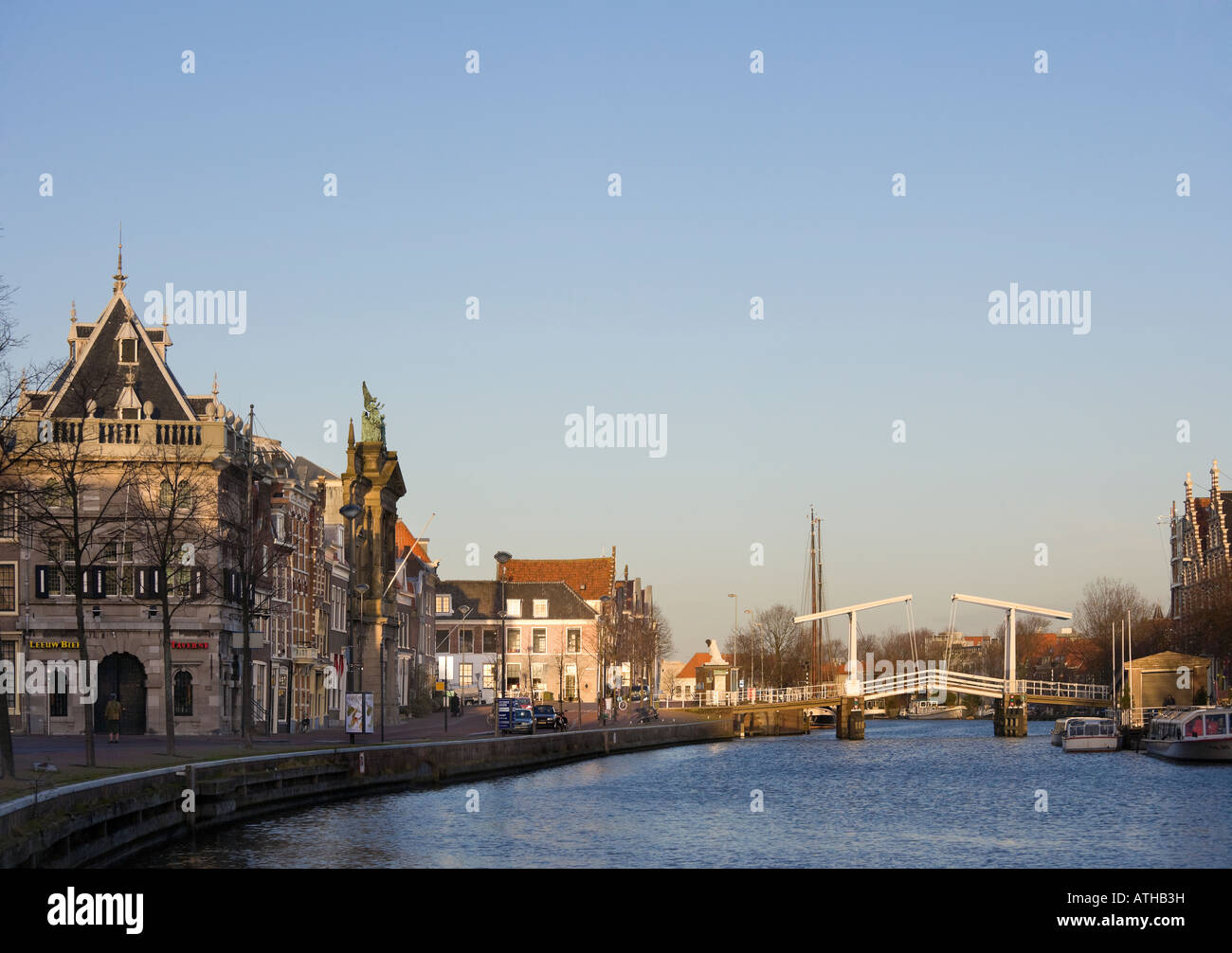 Vista del Río Spaarne con Waag, Weighhouse;; puente levadizo Gravestenenbrug Teylers en Haarlem, Holanda, los Países Bajos. Foto de stock