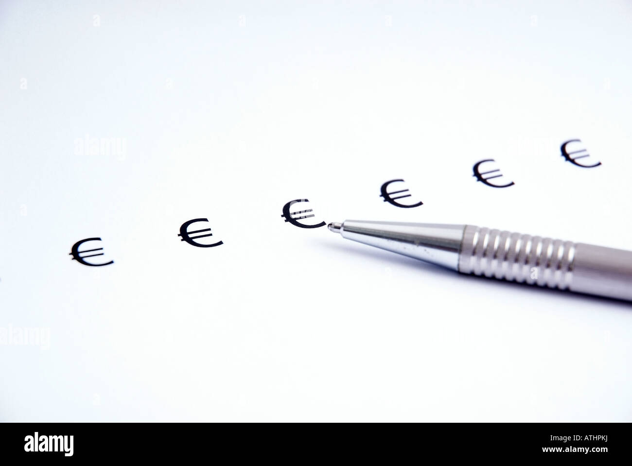 EURO € firmar con lápiz sobre papel blanco Eurozeichen auf Papier mit weissem Kugelschreiber Foto de stock