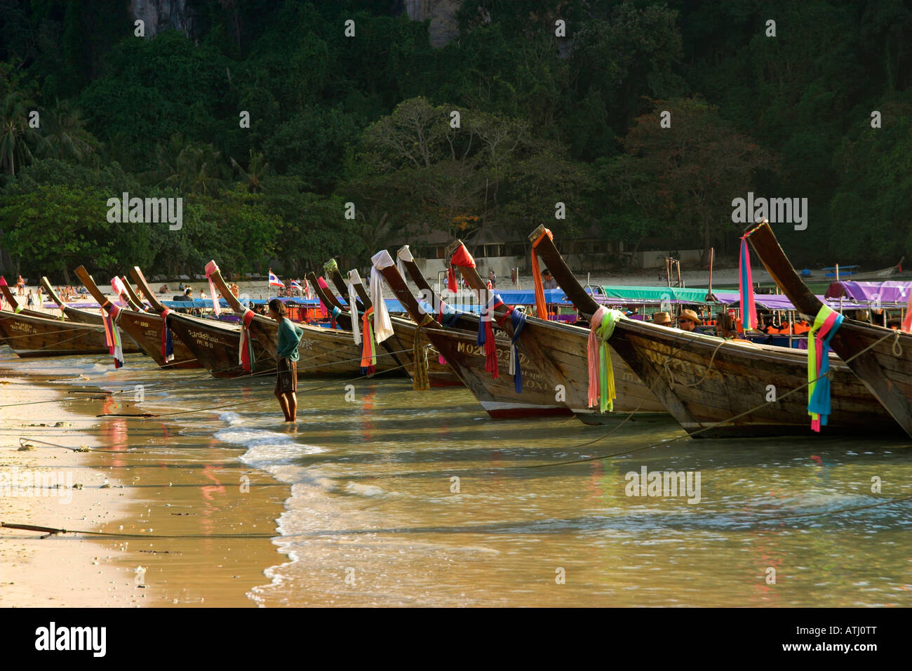 Botes de cola larga estacionado en la playa Hat Rai Leh (Raileh Beach), en Krabi, Tailandia Foto de stock