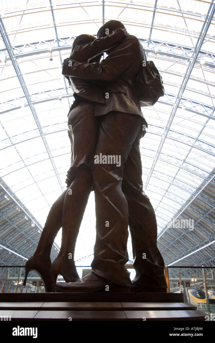 Estatua de bronce del lugar de reunión en la estación de tren de St Pancras Londres England Reino Unido Foto de stock