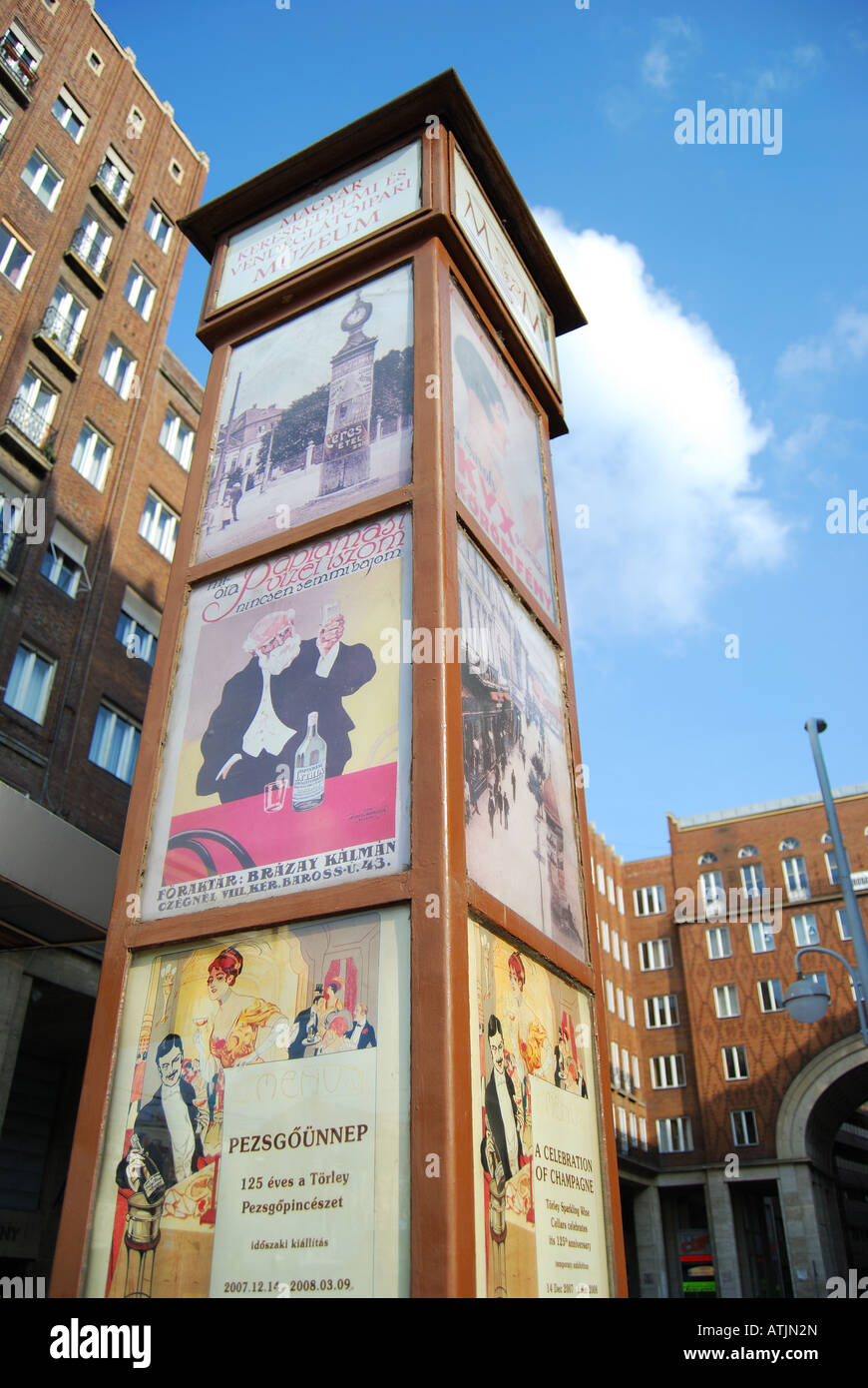 Publicidad antigua columna, Karoly krt, plagas, Budapest, República de Hungría Foto de stock