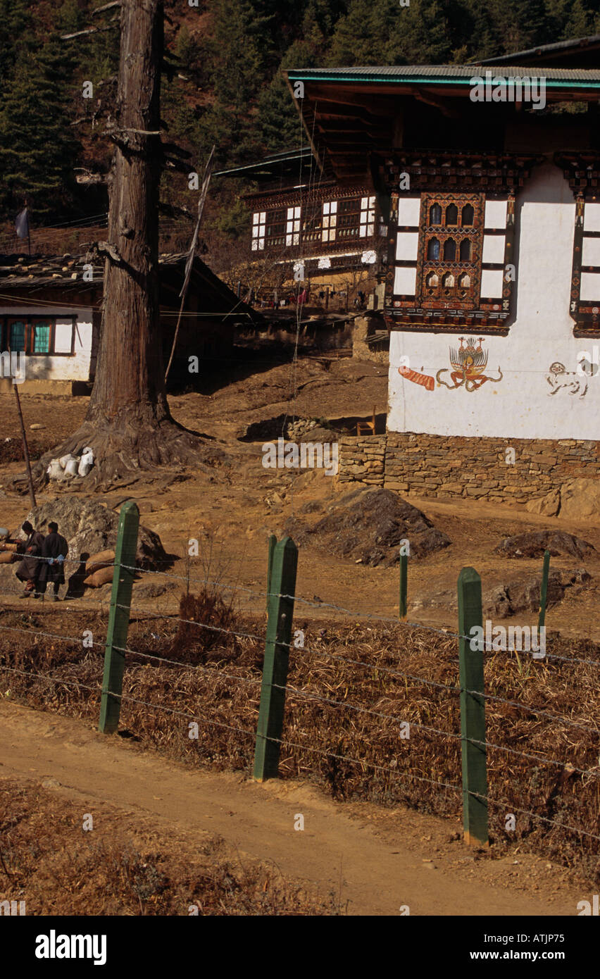 Una casa con el símbolo de la fertilidad en Bhután Foto de stock