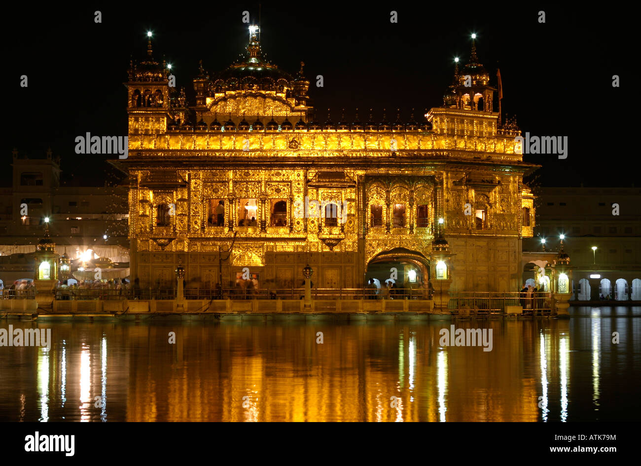 El Templo de Oro de Amritsar sij en la noche Foto de stock