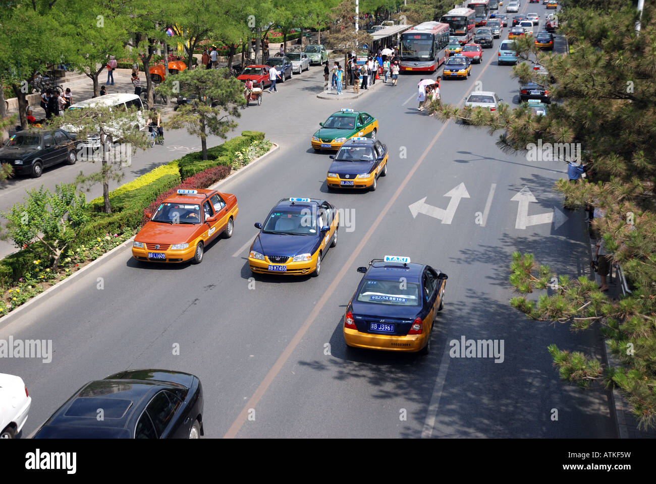 El tráfico en la calle Dongjie Huixin Asia China Beijing Pekín Ciudad Foto de stock