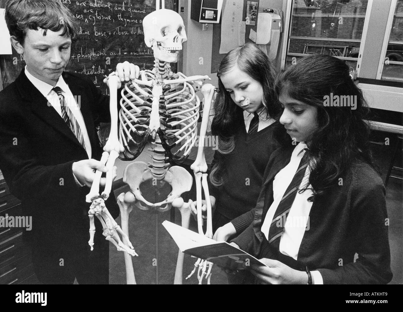 La escuela de la gramática inglesa una clase de biología a mediados de 1970 Foto de stock