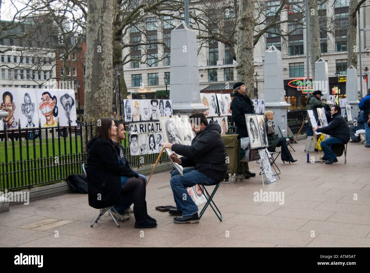 Los artistas callejeros en Leicester Square, Londres, Inglaterra Foto de stock