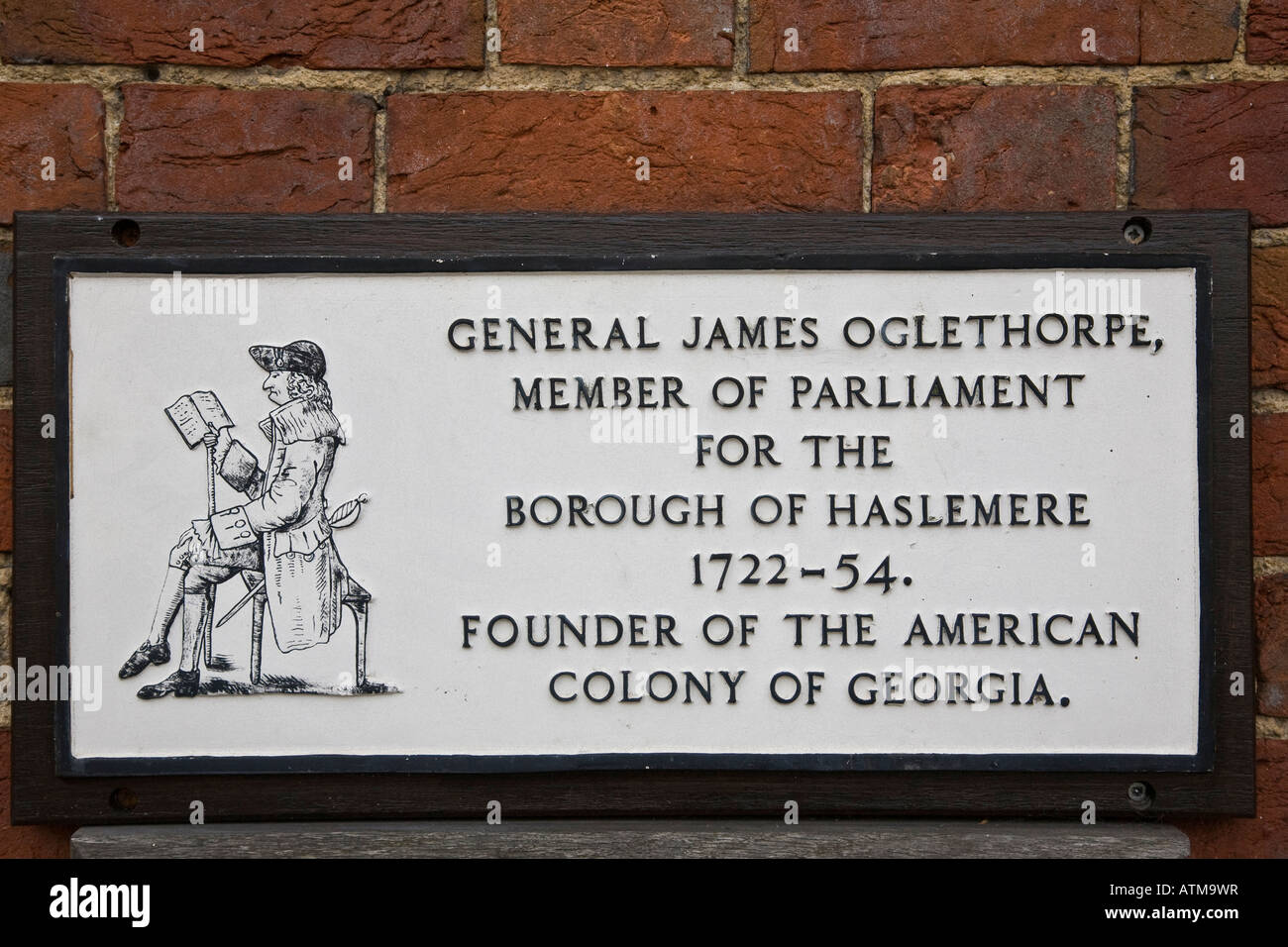Placa conmemorativa al general James Oglethorpe en la pared del Ayuntamiento Haslemere, Surrey, Inglaterra. Foto de stock