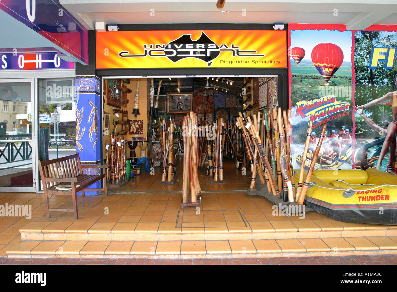El didgeridoo de madera y boomerang tienda turística en el centro de  Cairns, Queensland, Australia Fotografía de stock - Alamy