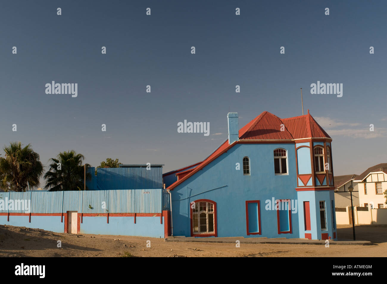 La Casa Azul en Berg Street en Luderitz Namibia Foto de stock