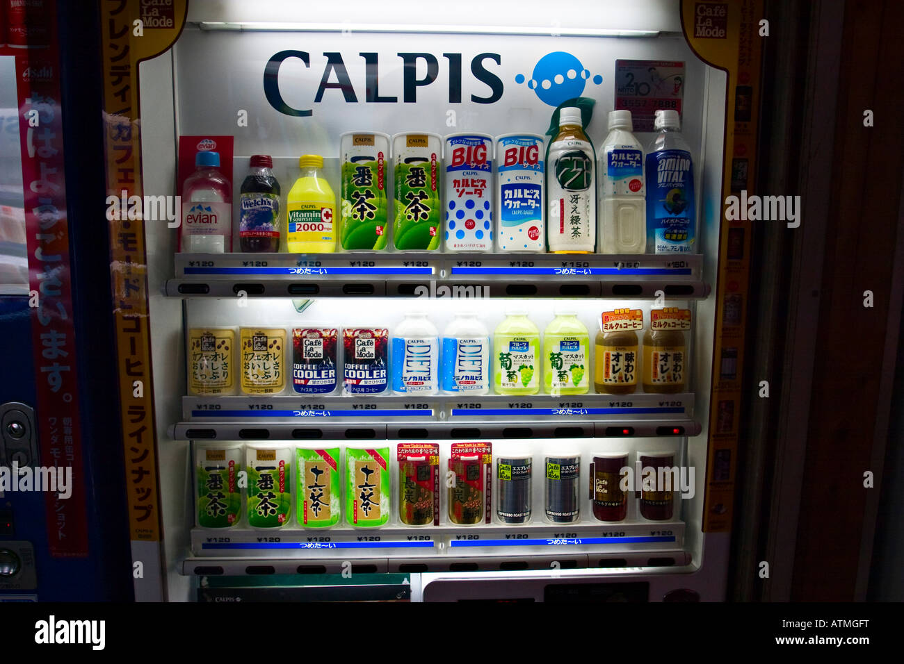 Coffee can vending machine japan fotografías e imágenes de alta