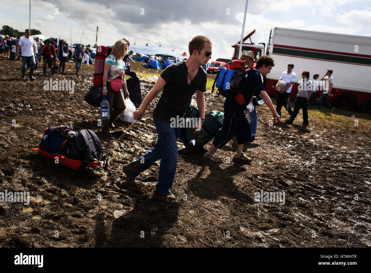 Encuentro Mundial de 2007 los apostadores están llegando a establecer el campamento. Días de lluvia ha hecho el sitio lodoso Foto de stock