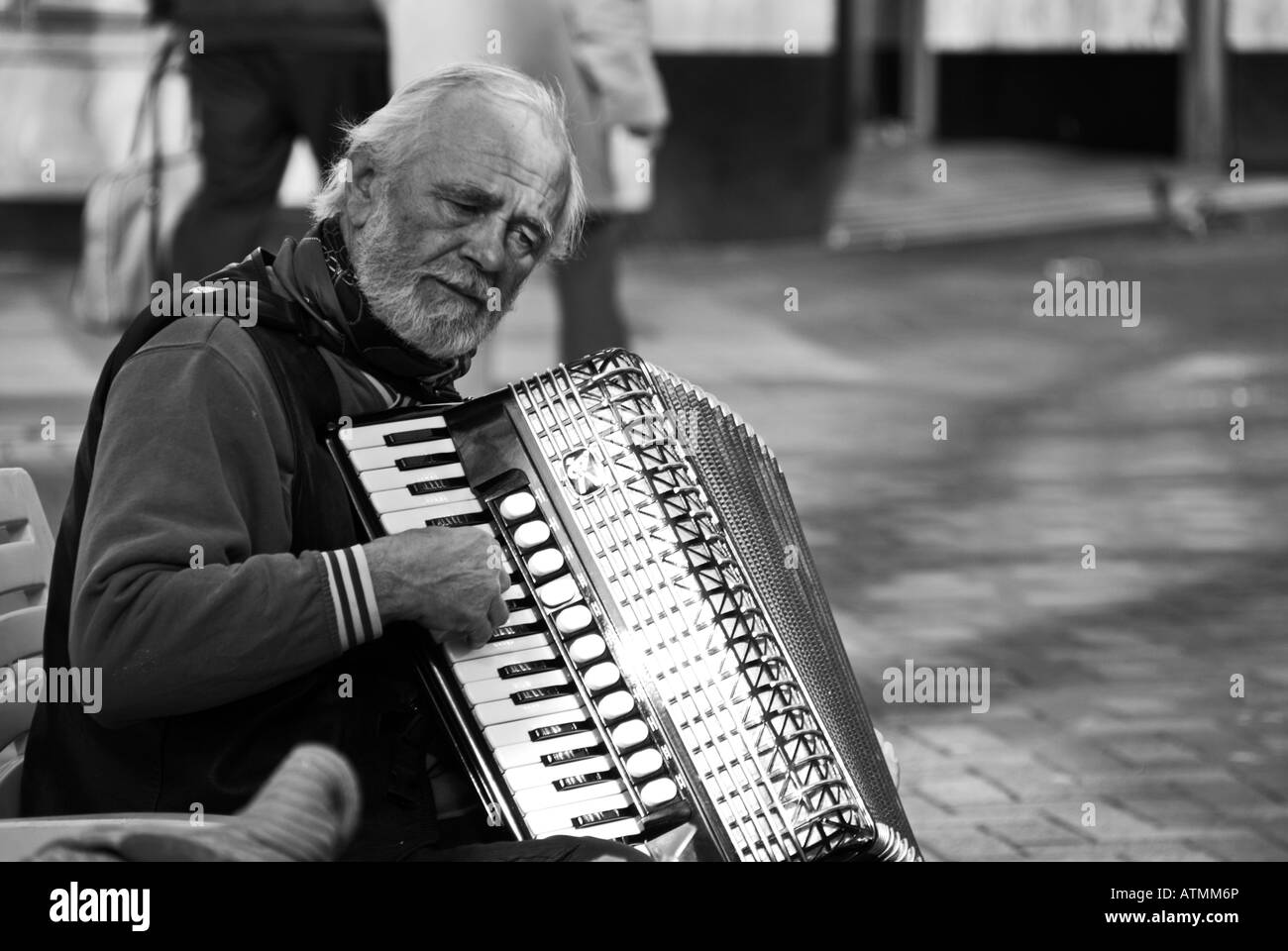 Hombre tocando el acordeón en Nottingham, Inglaterra Fotografía de