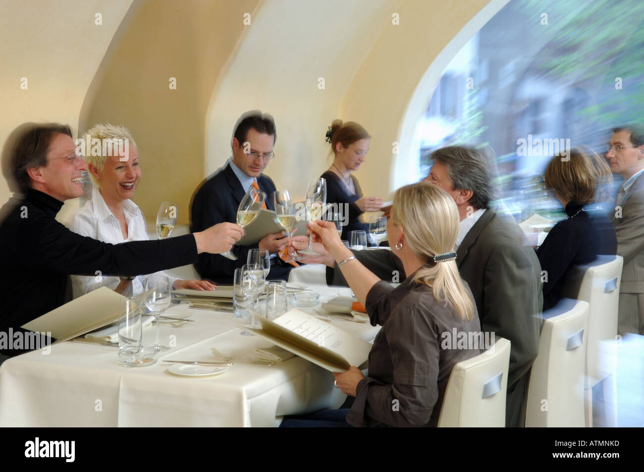 Los huéspedes en el restaurante gourmet Foto de stock