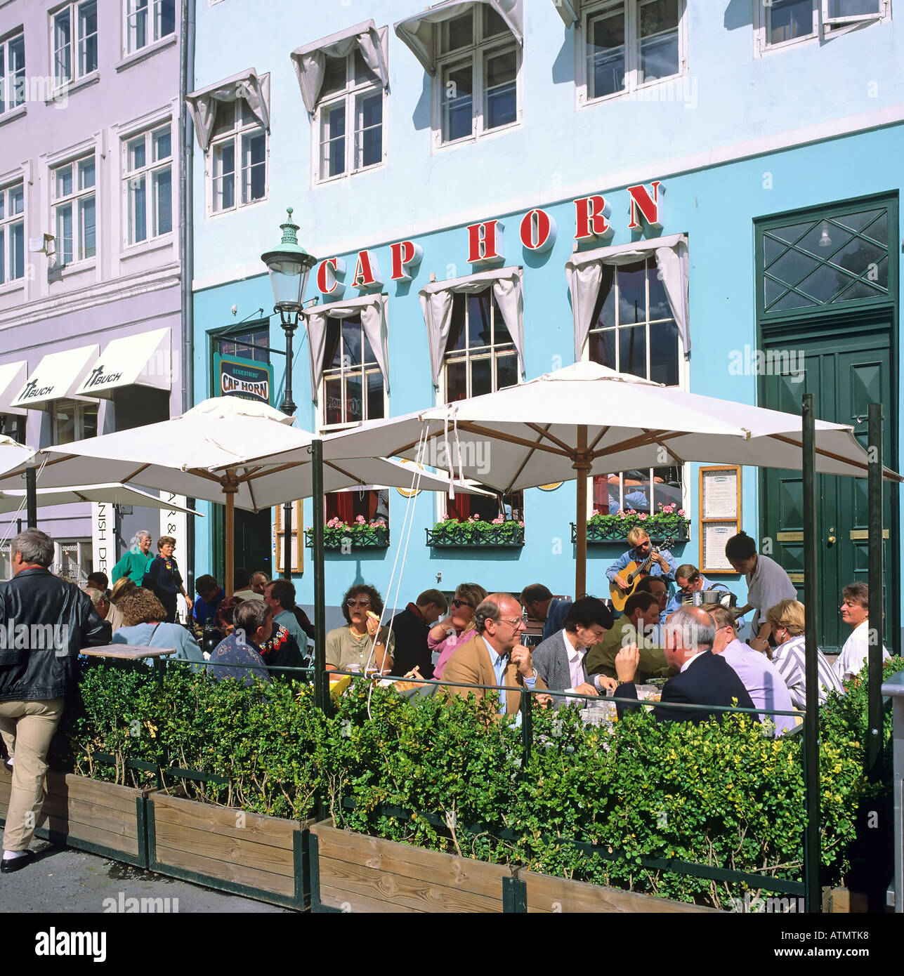 Cap Horn" de Quayside terraza restaurante alfresco, Nyhavn, Copenhague,  Dinamarca Fotografía de stock - Alamy