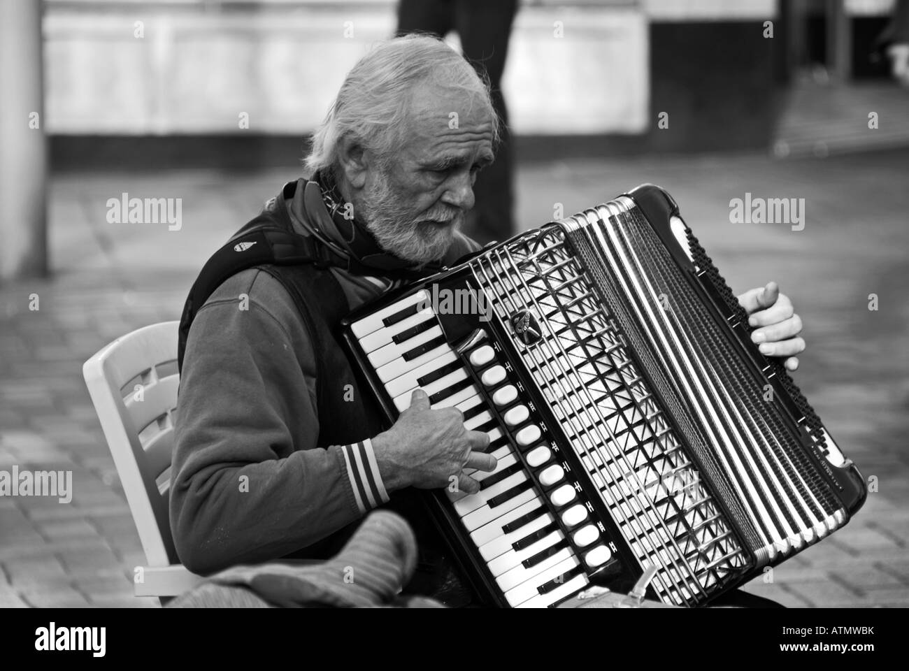 Hombre tocando el acordeón en Nottingham, Inglaterra Fotografía de