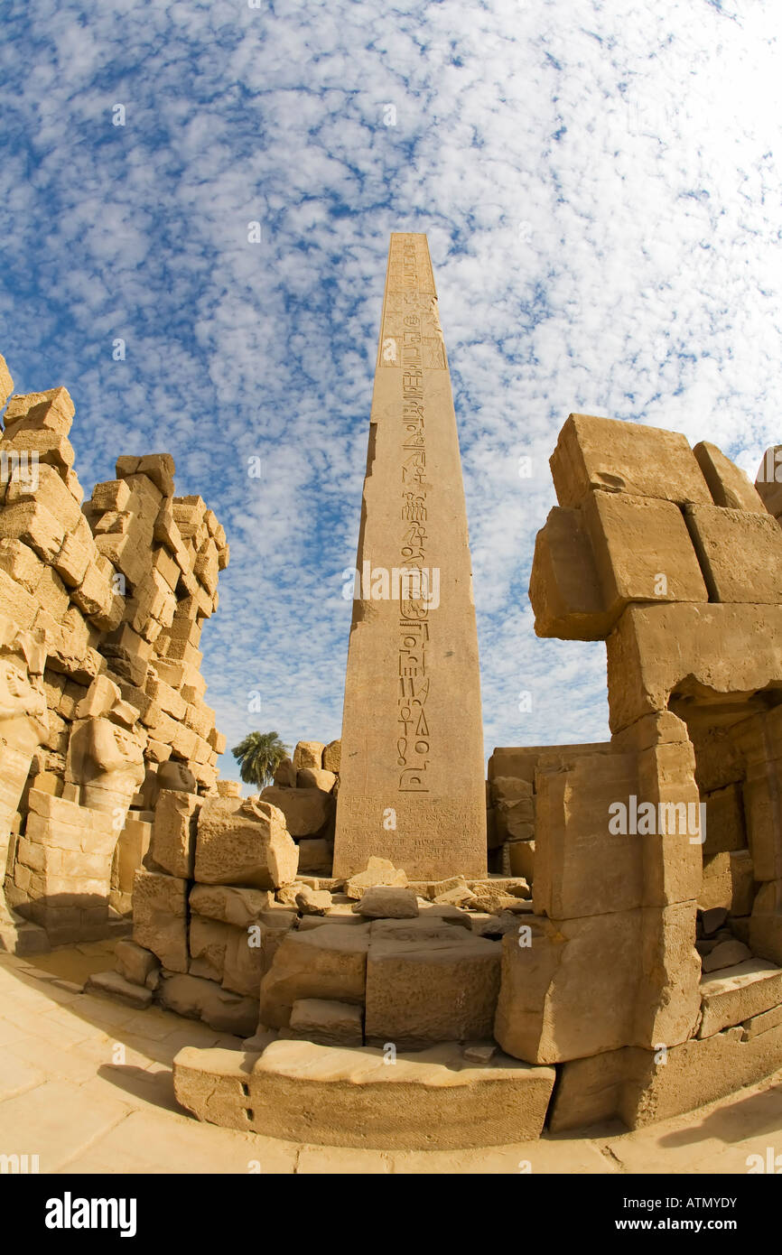 Templo de Amun Re Amón-ra con sol en obelisco erigido por la Reina Hatshepsut, Templo de Karnak Thebes Luxor Egipto África del Norte Foto de stock