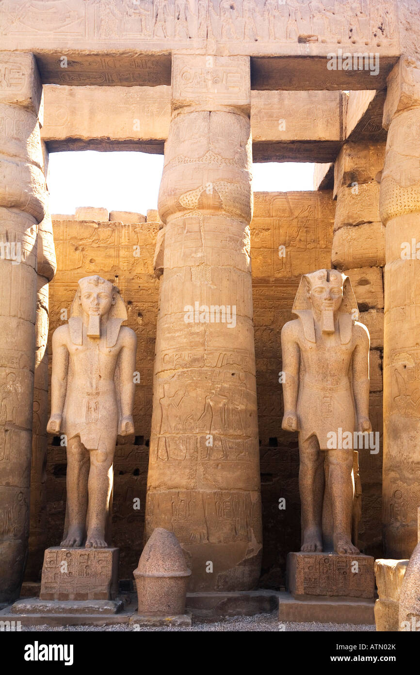 Estatuas de Ramses II y columnas en el patio del Templo de Luxor Egipto África del Norte Foto de stock