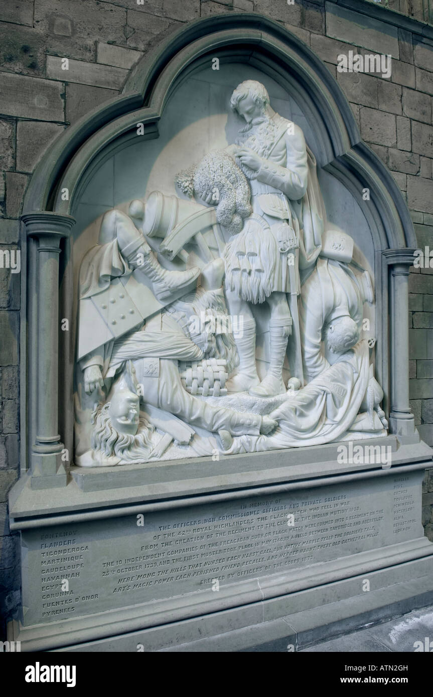 Memorial en la Catedral de Dunkeld, Tayside, Escocia a los hombres de la 42ª Royal Highlanders, el regimiento Black Watch, el ejército británico Foto de stock