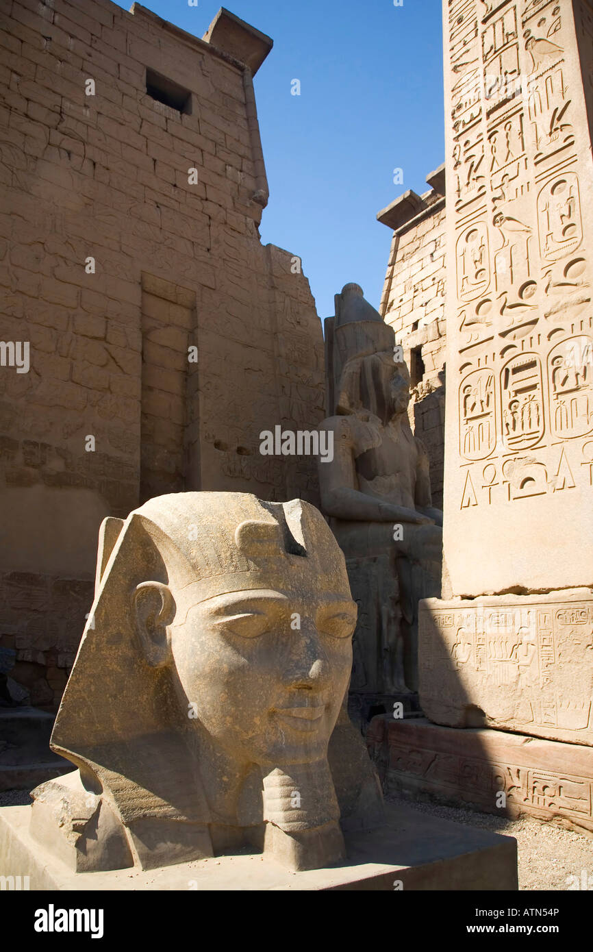 Estatua de Ramses Rameses Ramsés II y Pilono del Templo de Luxor Egipto África del Norte Foto de stock