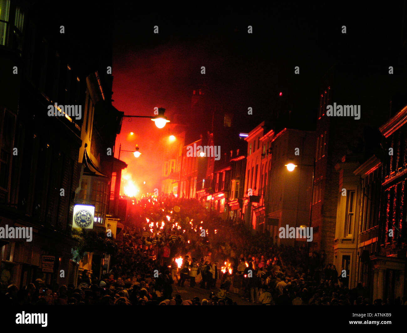 La High Street en Lewes en fogata noche UK Foto de stock