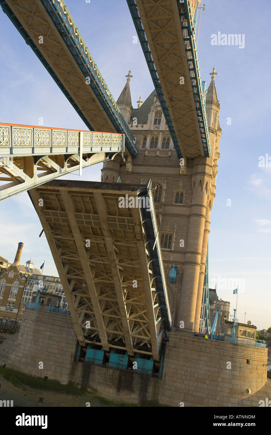 El puente de la torre comienza a cerrarse Foto de stock