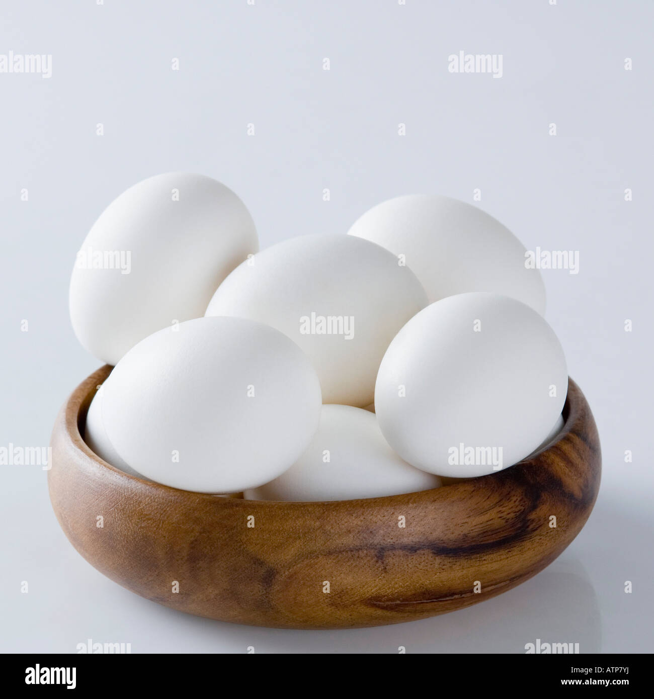 Cerca de los huevos en un recipiente de madera Foto de stock