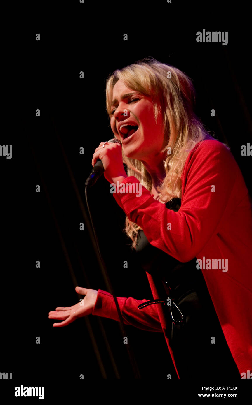 La cantante galesa DUFFY actuando en concierto en el Aberystwyth Arts Centre en St Davids el día 1 de marzo del 2008 Foto de stock