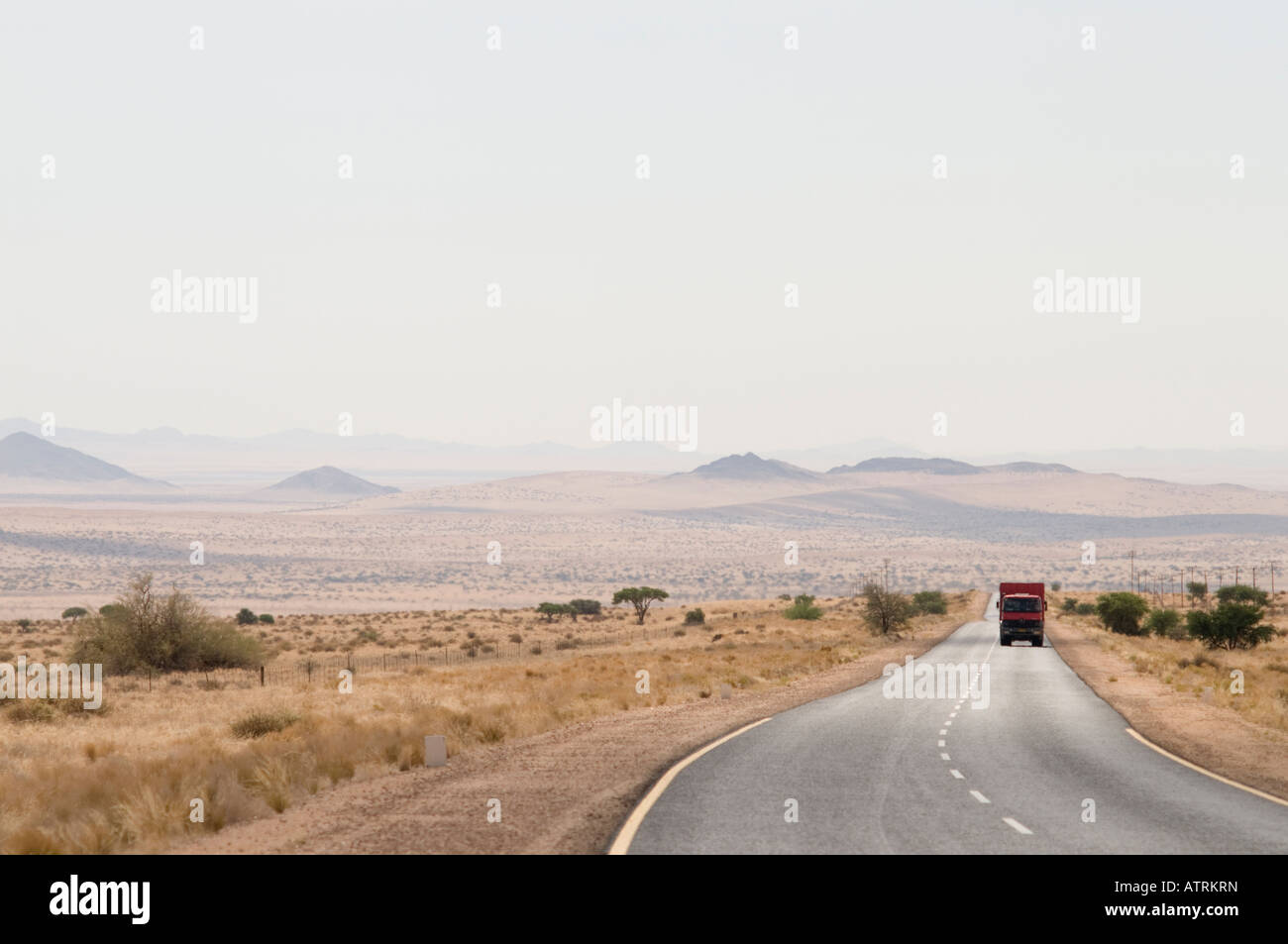 Camión de transporte por la carretera a través del desierto de Namib cerca de Luderitz Namibia Foto de stock