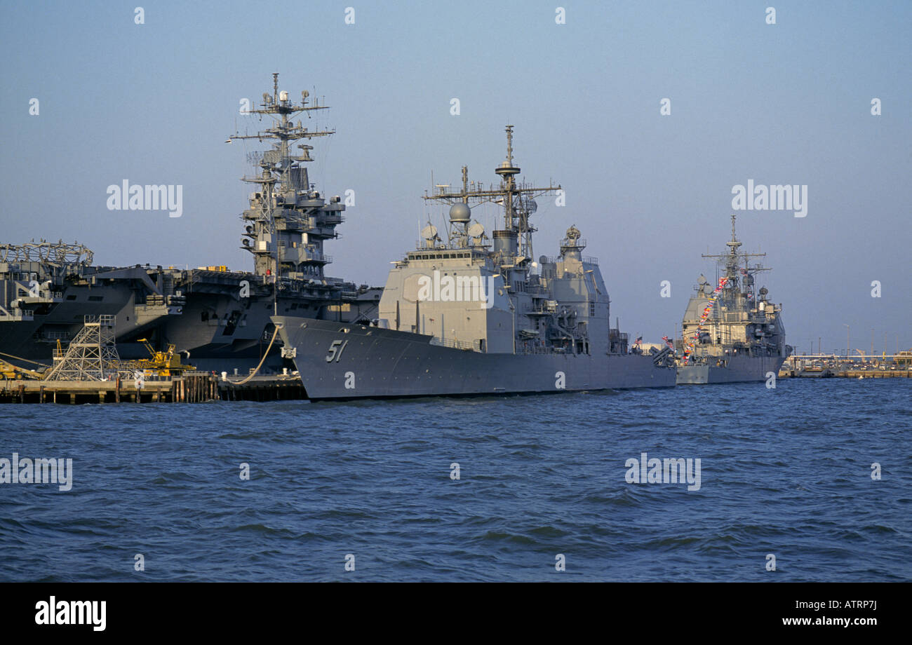 El portaaviones estadounidense USS Dwight D. Eisenhower CVN 69 y dos de la clase Arleigh Burke destructores Aegis de misiles guiados Foto de stock