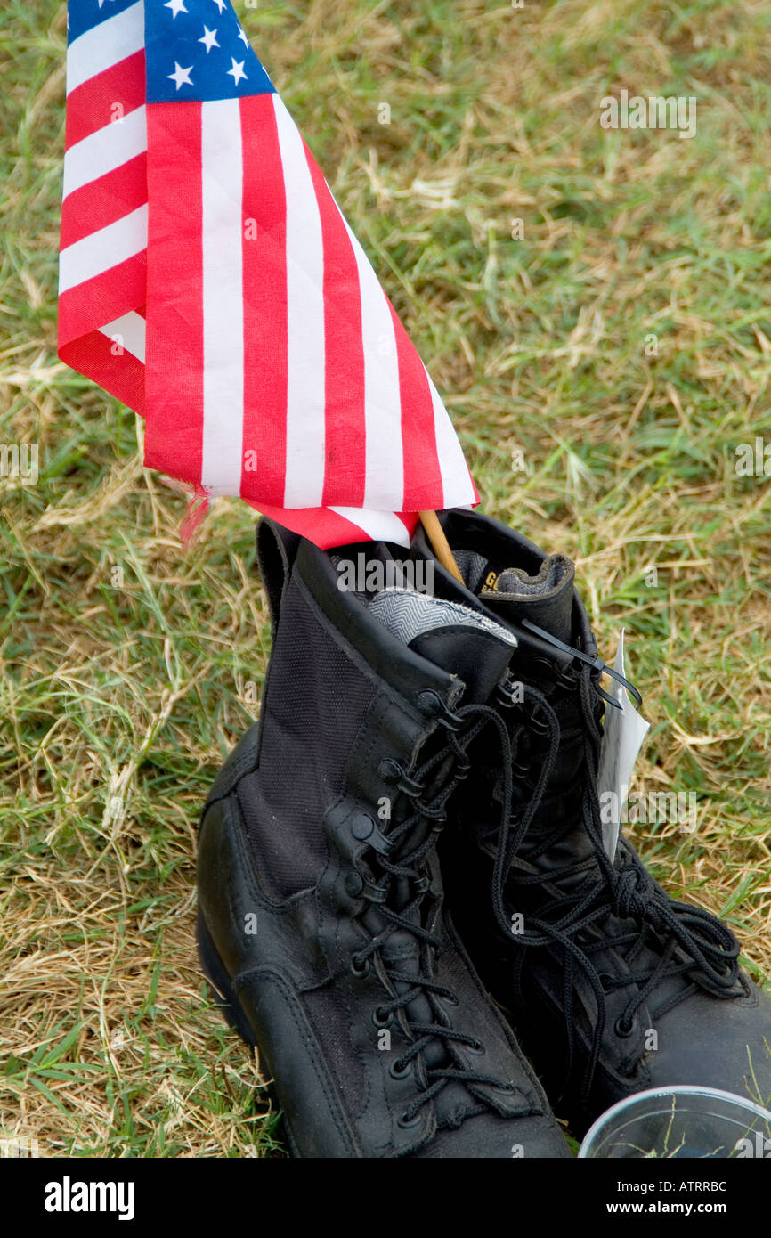 feo Arroyo Indígena Las botas militares con bandera americana en protesta contra la guerra en  Washington D.C Fotografía de stock - Alamy