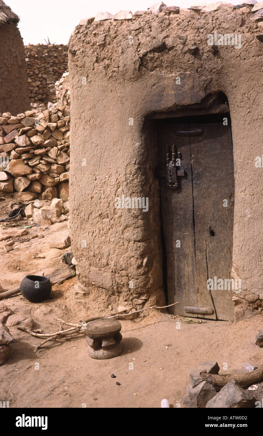 El país Dogon de Malí África Occidental un animista santuario construido con barro con puerta de madera tallada y cerradura y heces en primer plano Foto de stock