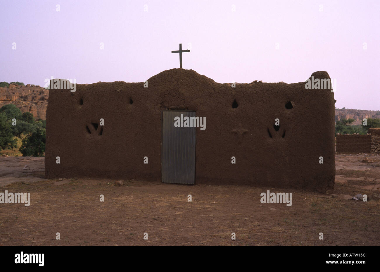 Iglesia cristiana construida de barro el país Dogon de Malí África Occidental Foto de stock