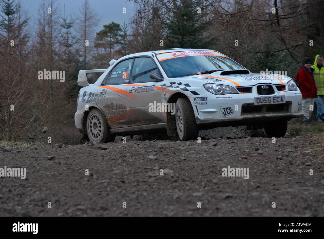 Rally Car en un bosque especial etapa de un motor sport rally Foto de stock