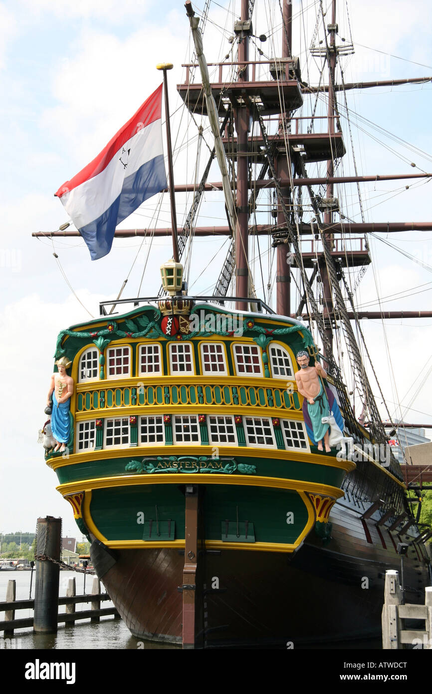 El espejo de popa popa del barco en la réplica de Amsterdam Países Bajos  Maritime Museum, Amsterdam Fotografía de stock - Alamy