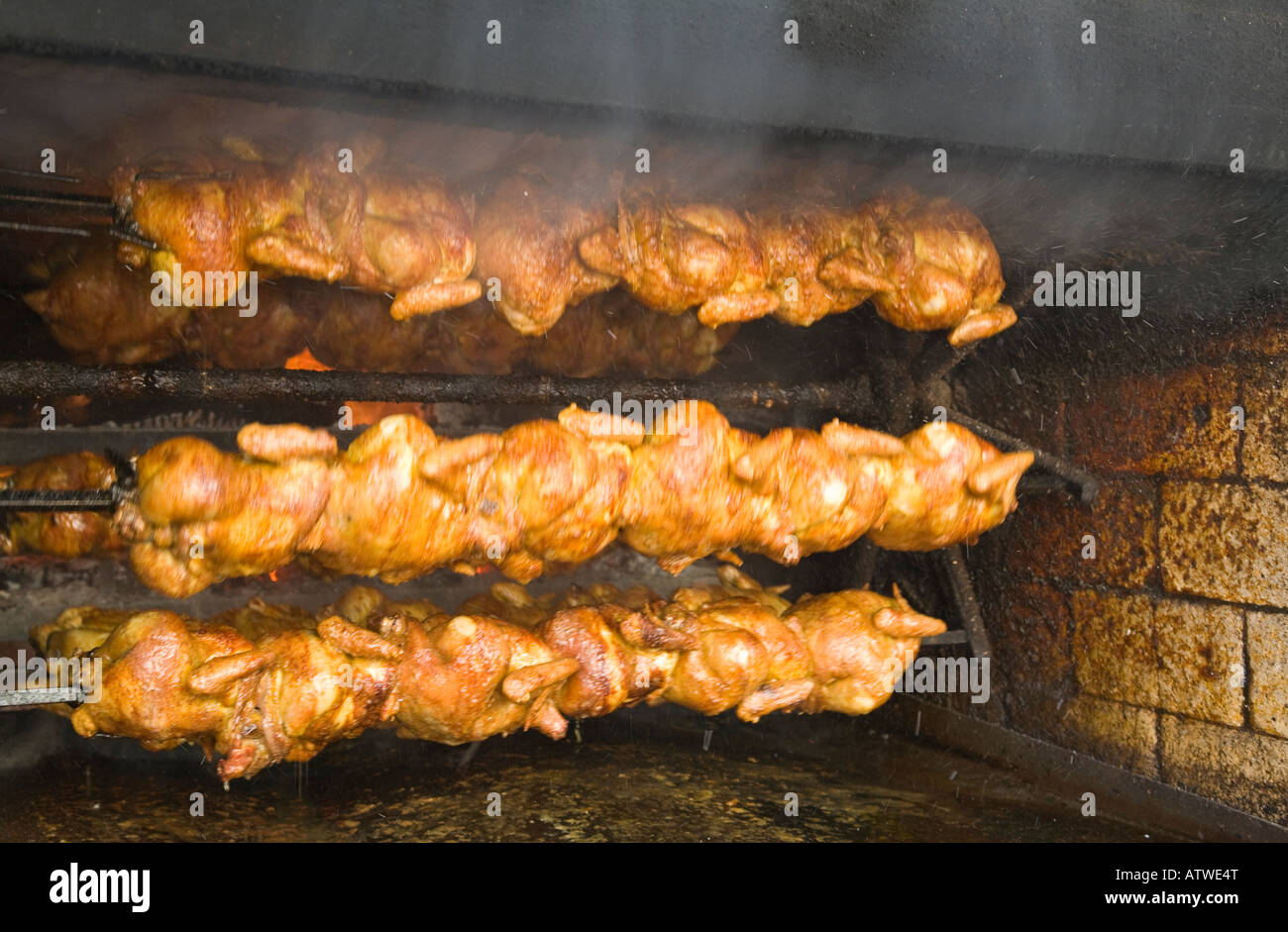 Chickens on rotisserie fotografías e imágenes de alta resolución - Alamy