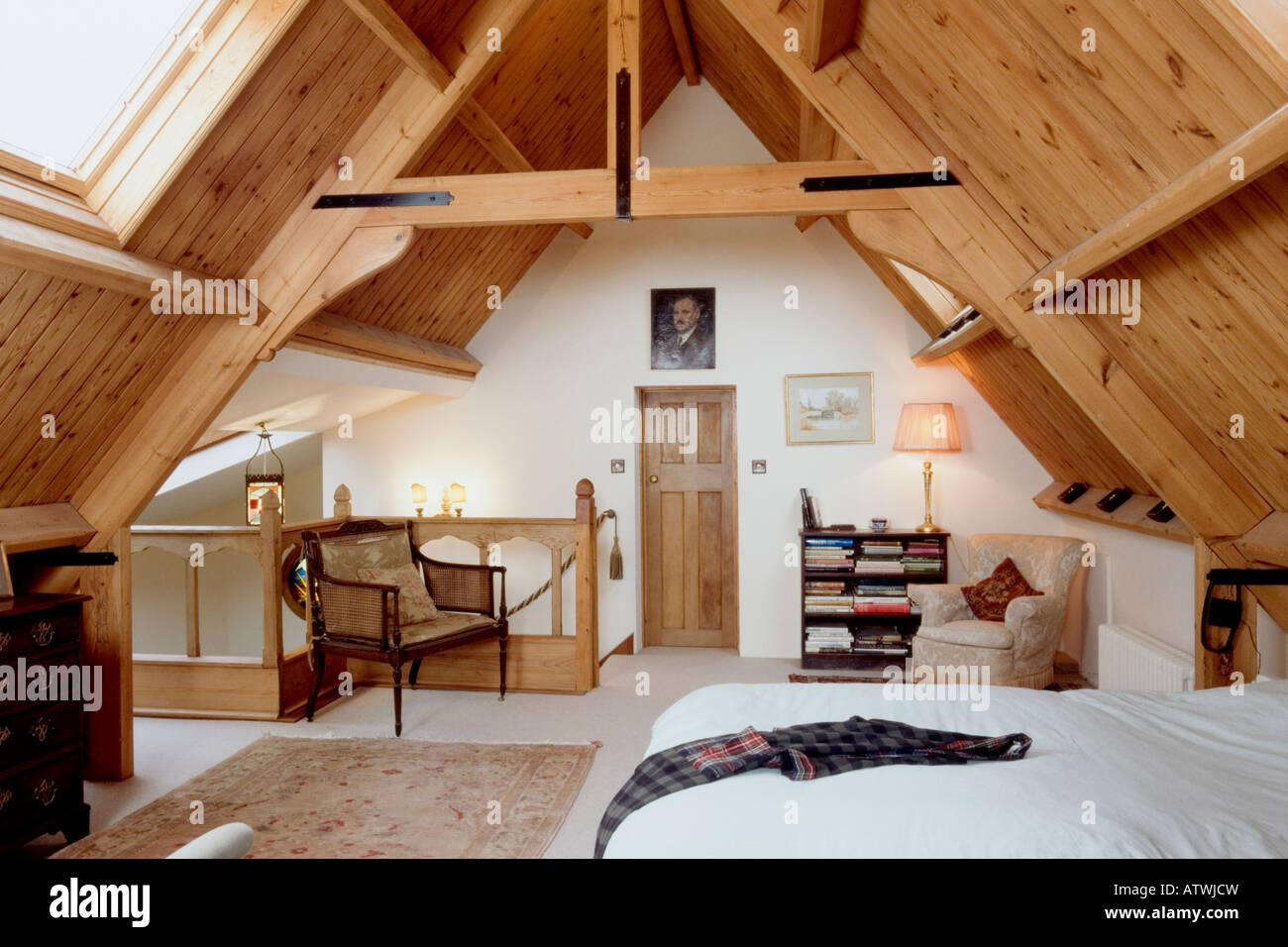 Interiores domésticos, techos con paneles de madera contemporánea