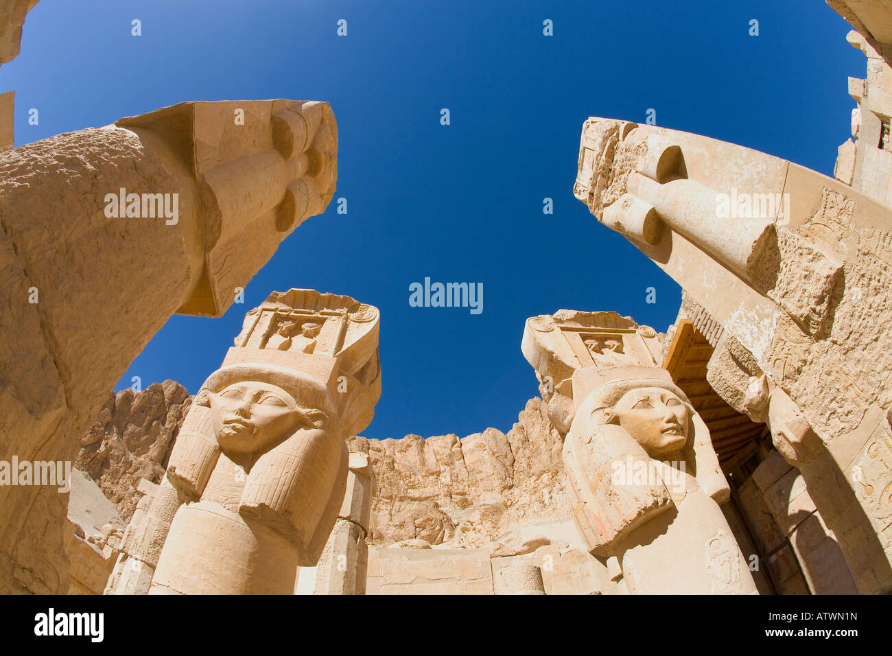 Hatshepsut columnas de piedra tallada en la Capilla de Hathor, construido por el faraón femenino reina Ribera Occidental Luxor Egipto África del Norte Foto de stock