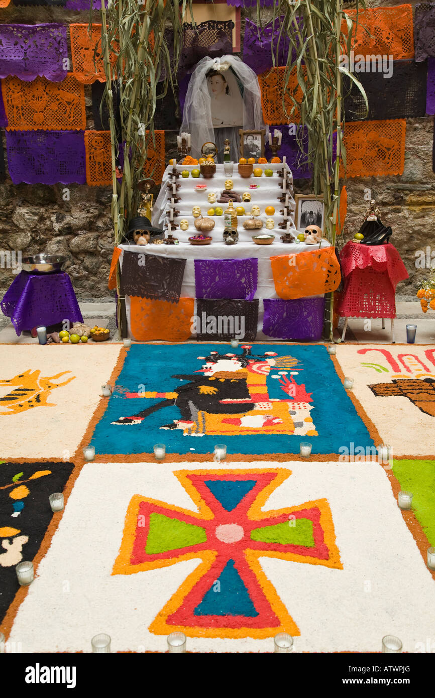 Guanajuato México altar para la celebración del Día de los muertos en el  edificio de la universidad de flores decoraciones gráficas cráneos y velas  Fotografía de stock - Alamy
