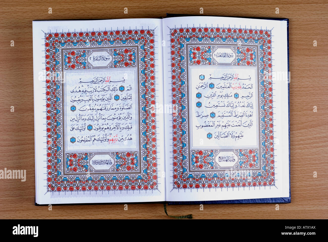 Abrir libro islámico sagrado Corán Foto de stock