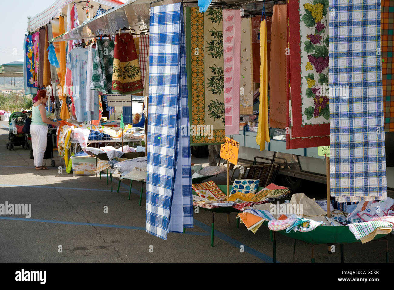 Puesto en el mercado vendiendo telas y telas de Italia, de Europa, DE LA  UNIÓN EUROPEA Fotografía de stock - Alamy