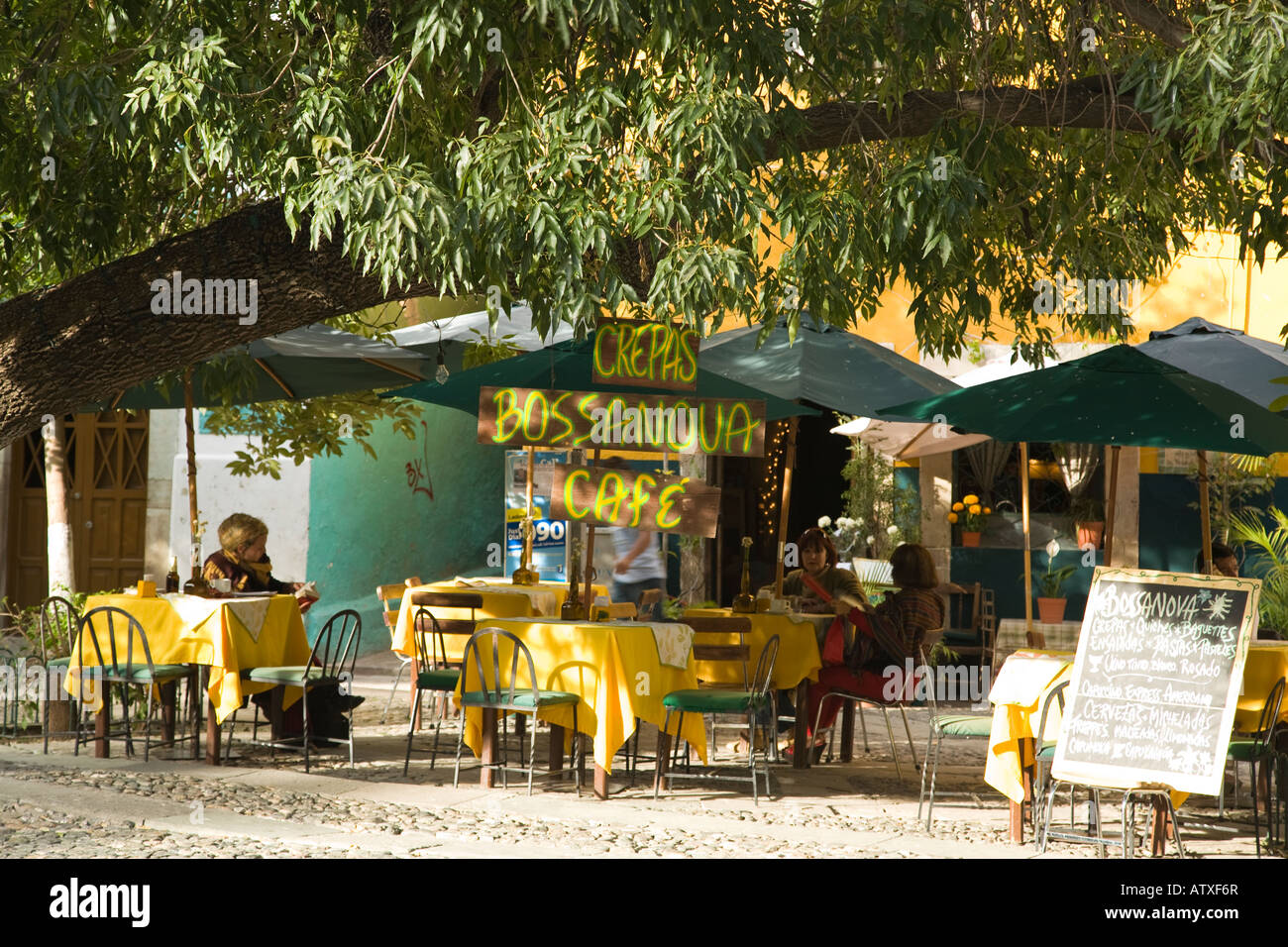 México Guanajuato personas sentadas en mesas al aire libre Bossa Nova café  en la Plaza de San Fernando relajante restaurante bajo los árboles  Fotografía de stock - Alamy