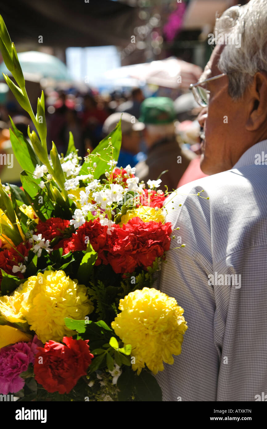 México Guanajuato México antiguo hombre sujetando el ramo de flores para la  celebración del Día de los Muertos Fotografía de stock - Alamy