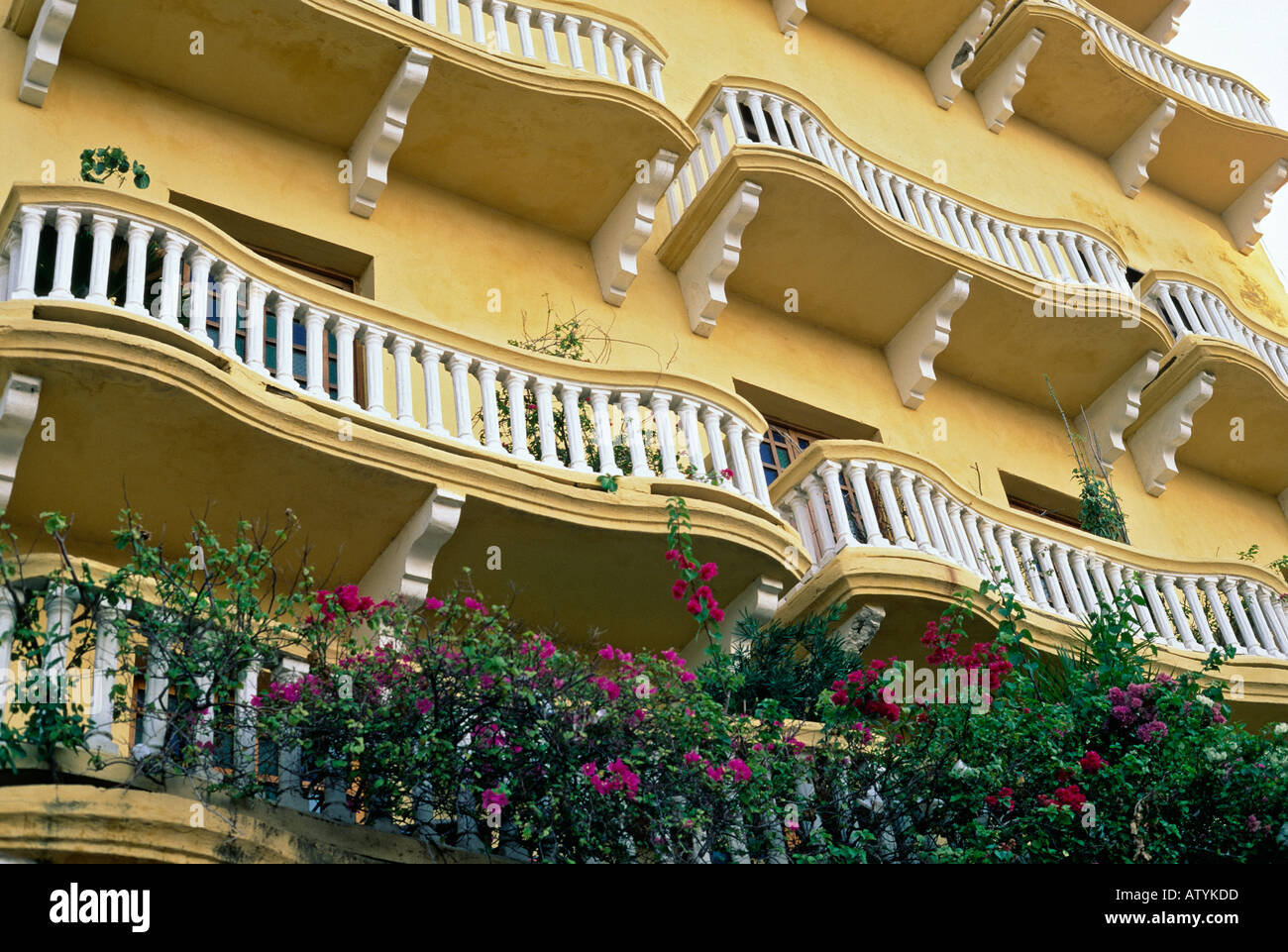 Detalle de un edificio con balcones curvos en la vieja ciudad de Cartagena Colombia Foto de stock