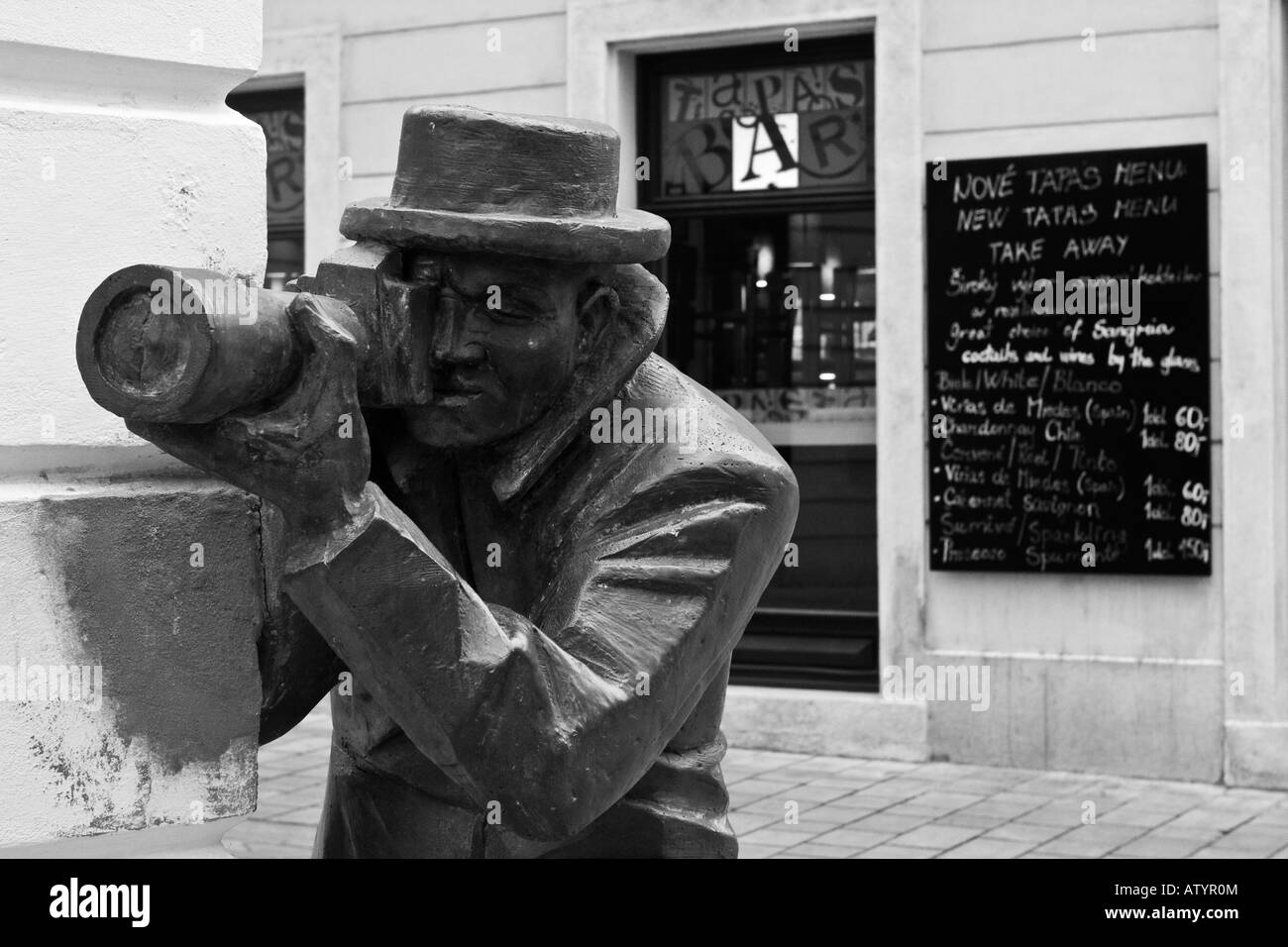 Estatua de un fotógrafo de Bratislava, en Eslovaquia, Europa oriental Foto de stock