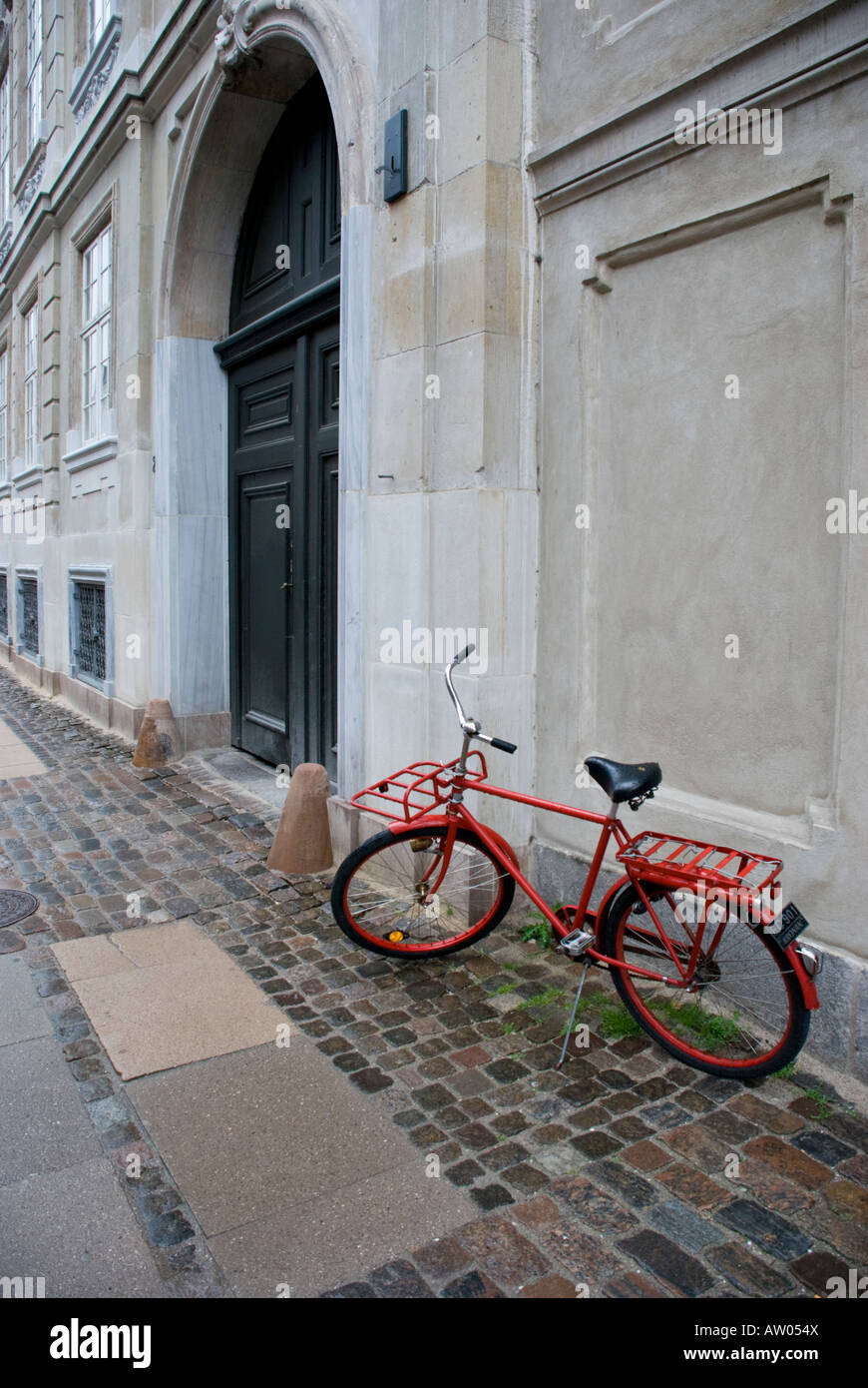 Bicicleta en una calle de Copenhague Foto de stock