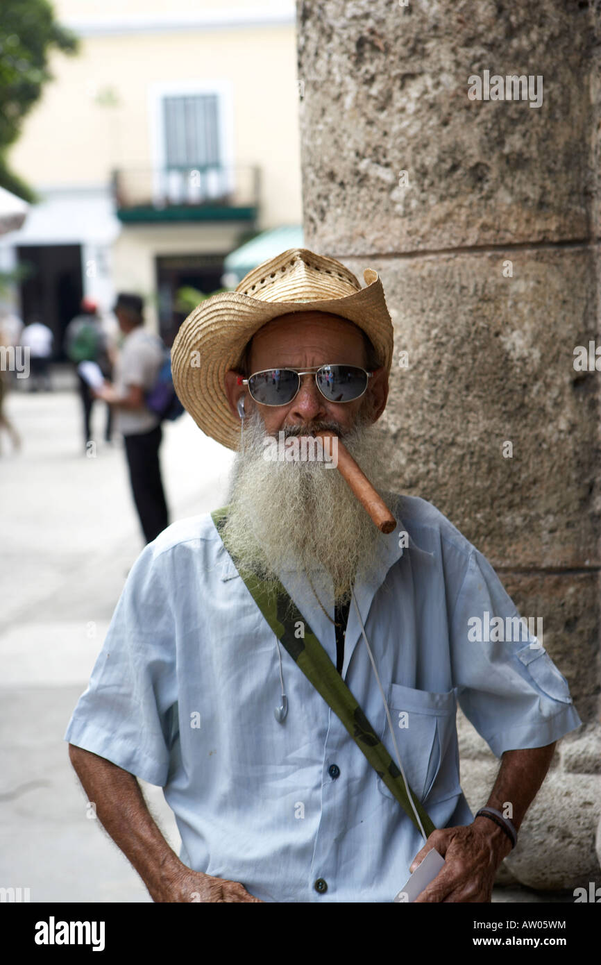El hombre fumar cigarros cubanos, La Habana, Cuba Foto de stock