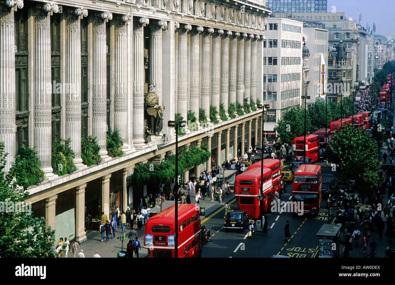Los autobuses rojos de Oxford Street West End londinense Selfridges