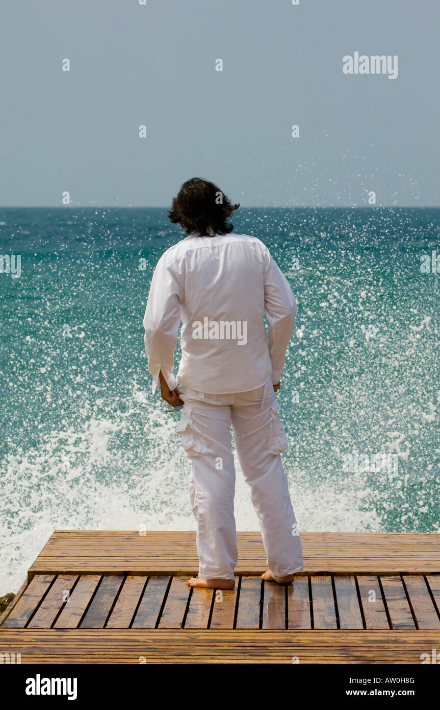 Hombre mirando las olas del mar Fotografía de stock - Alamy
