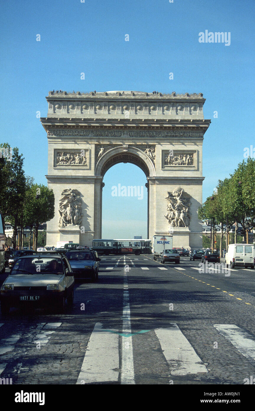 Arc de Triomphe de París sobre los Campos Elíseos Foto de stock
