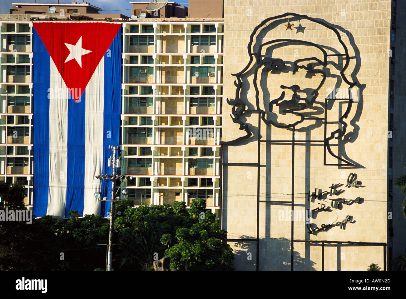 Bandera cubana fuera del Ministerio del Interior en la Plaza de la Revolución, La Habana, Cuba, Las Antillas, América Central Foto de stock